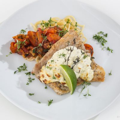 Kochen? Ganz einfach! Wildlachs überbacken mit Kupernisti auf Tomaten Zucchini Ragout