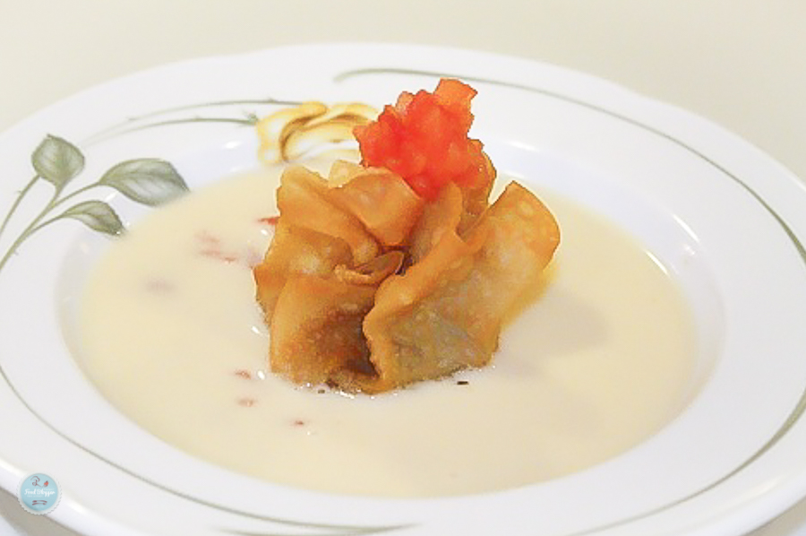 Weißes Tomatensüppchen mit Ratatouille im Knuspersäckchen