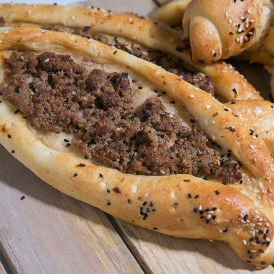 Türkisch Kochen? Ganz einfach! Kıymalı Pide Rezept - Gefüllte Teigschiffchen mit Hackfleisch